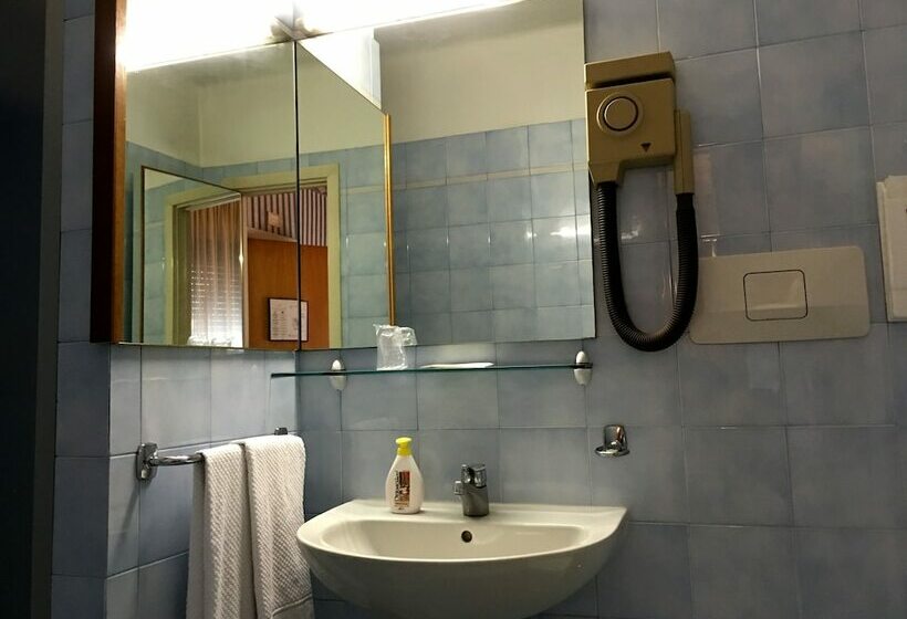 标准三人间, Garda