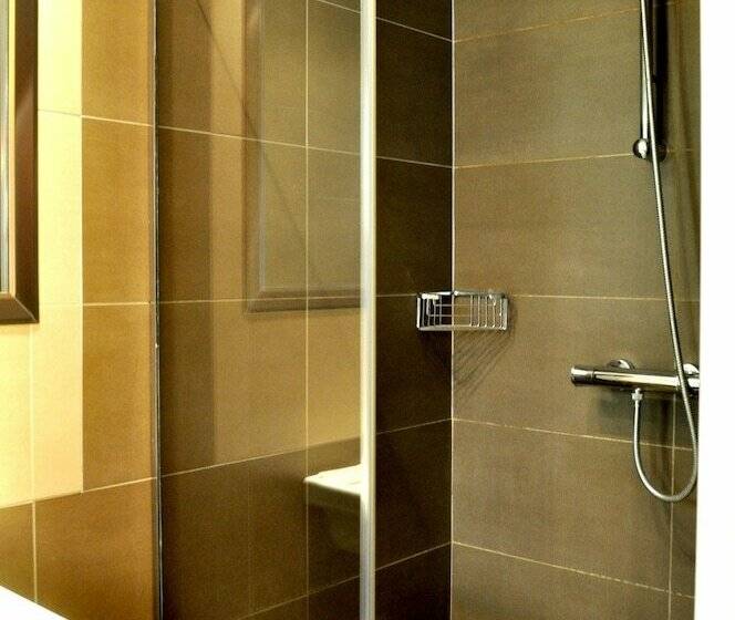 标准三人间, Garda