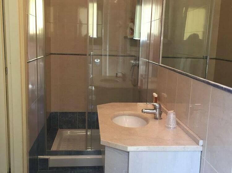 标准三人间, Garda