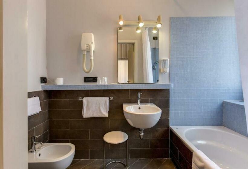 اتاق استاندارد سه نفره, King