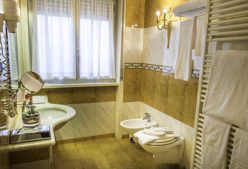 جناح جونيور, La Bussola