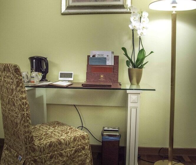 جناح جونيور, La Bussola