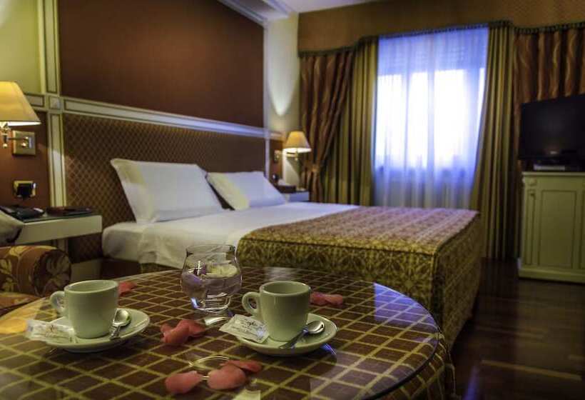 جناح جونيور, La Bussola