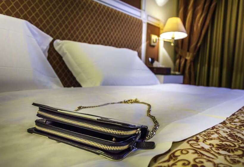 جناح جونيور, La Bussola