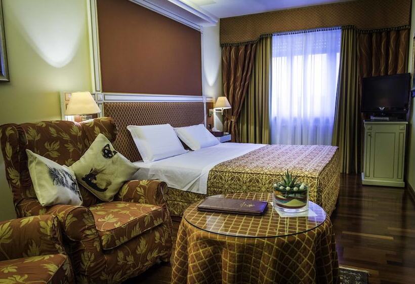 جناح جونيور, La Bussola