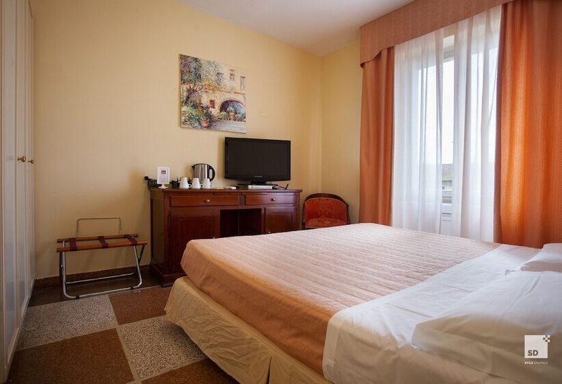 اتاق استاندارد سه نفره, La Pace