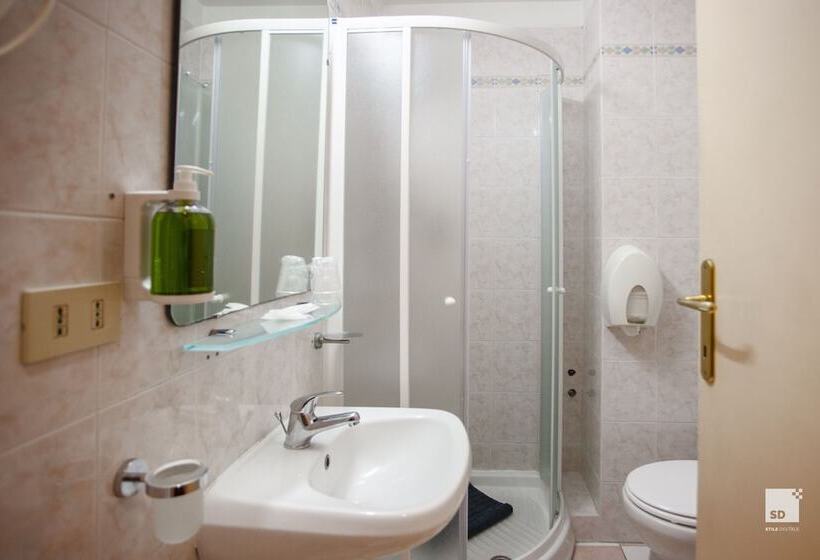 اتاق اکونومی, La Pace