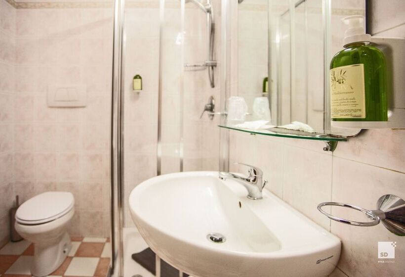 اتاق اکونومی, La Pace