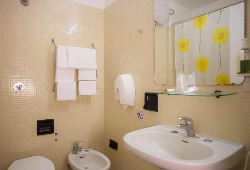 اتاق اکونومی, La Pace