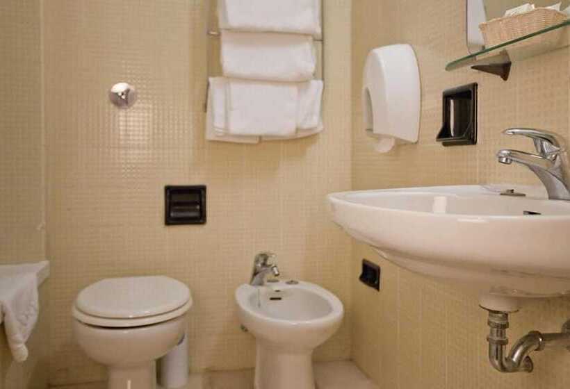 اتاق اکونومی, La Pace