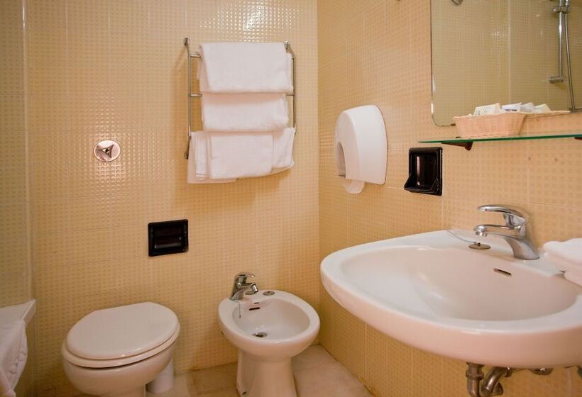 Economy Triple Room, La Pace