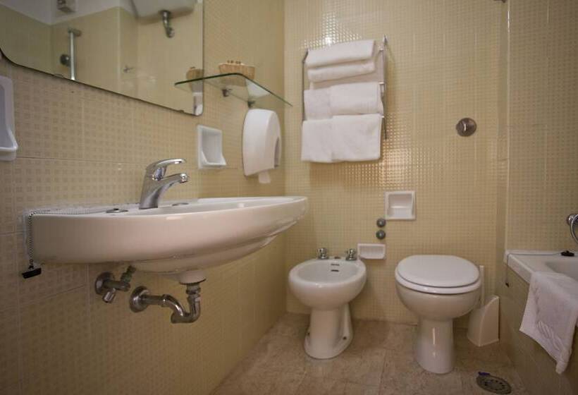 Economy Triple Room, La Pace