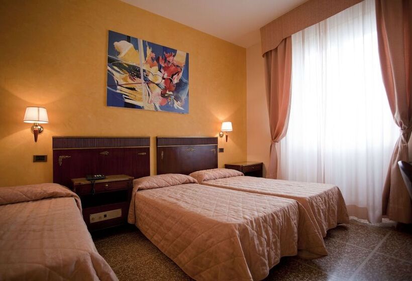 Economy Triple Room, La Pace