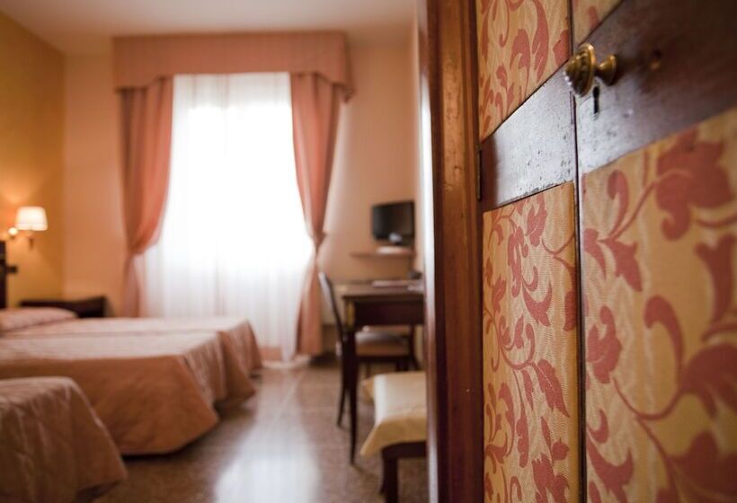 Economy Triple Room, La Pace