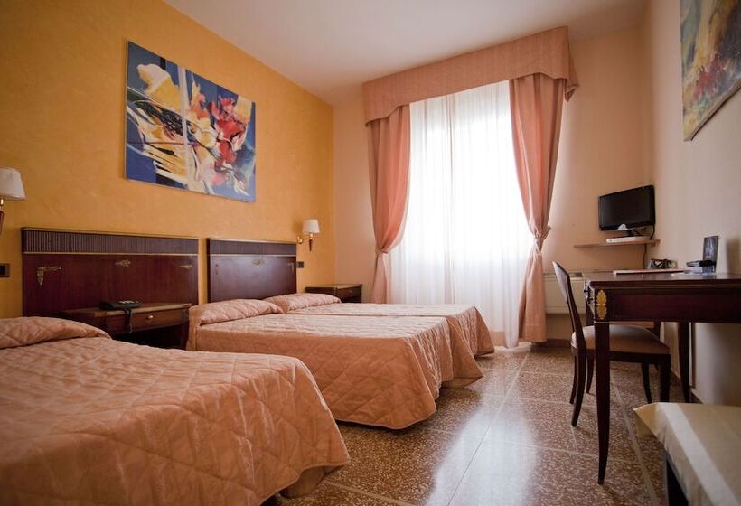 Economy Triple Room, La Pace