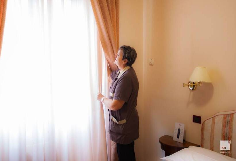 اتاق اکونومی, La Pace