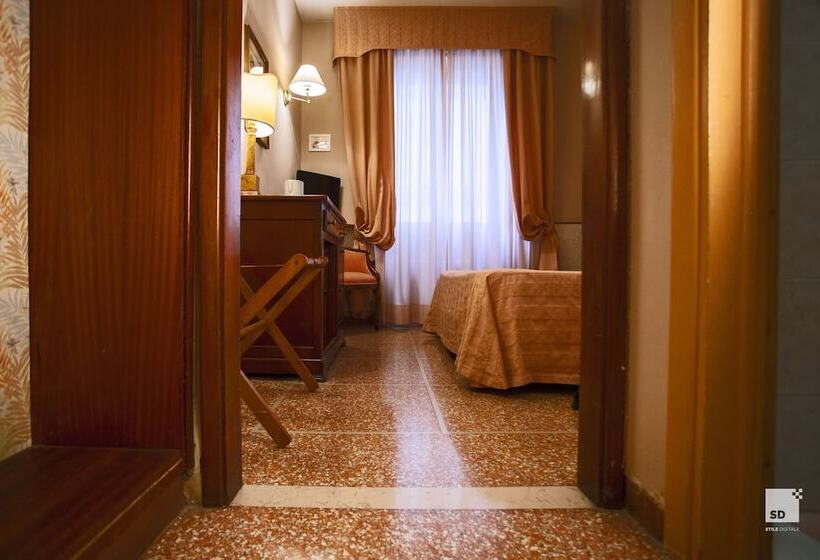 اتاق اکونومی, La Pace