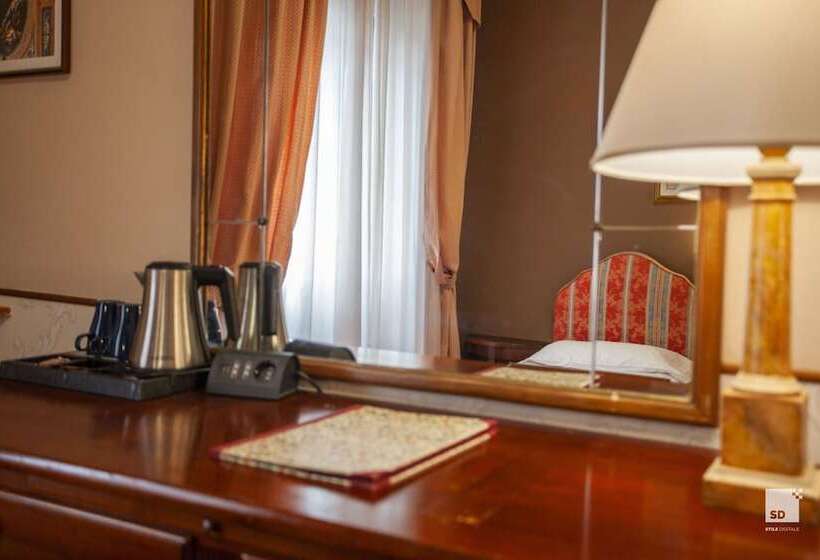 اتاق اکونومی, La Pace