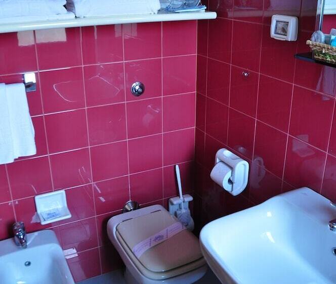 اتاق استاندارد یک نفره, Maja