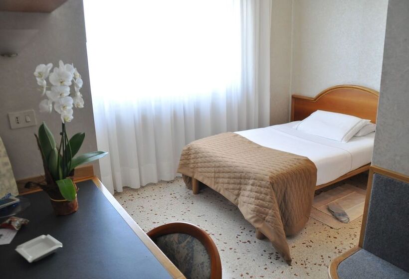 اتاق استاندارد یک نفره, Maja