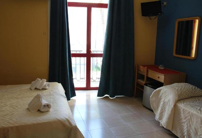 Трехместный Номер Стандарт с Балконом, Santuario Pompei