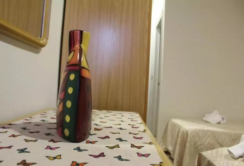 Standard Neljän Hengen Huone, Santuario Pompei