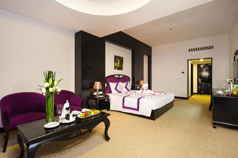 Camera Deluxe, Sina Bernini Bristol, Autograph Collection