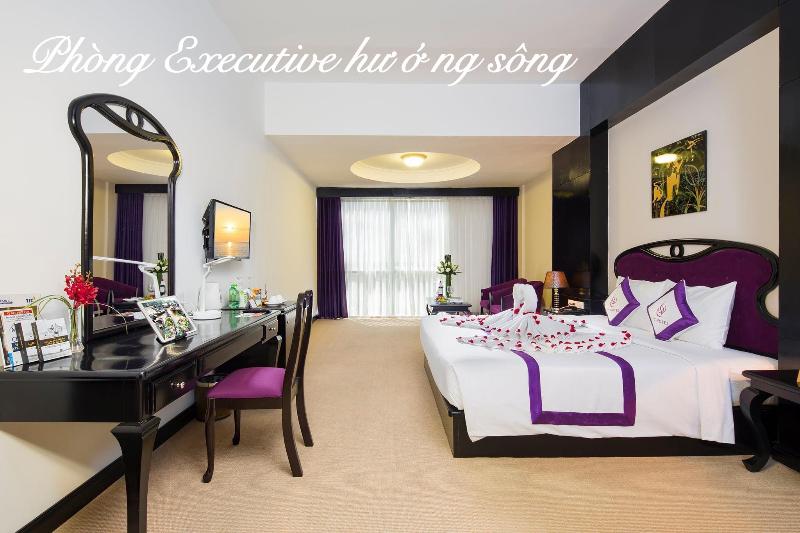 Camera Deluxe, Sina Bernini Bristol, Autograph Collection