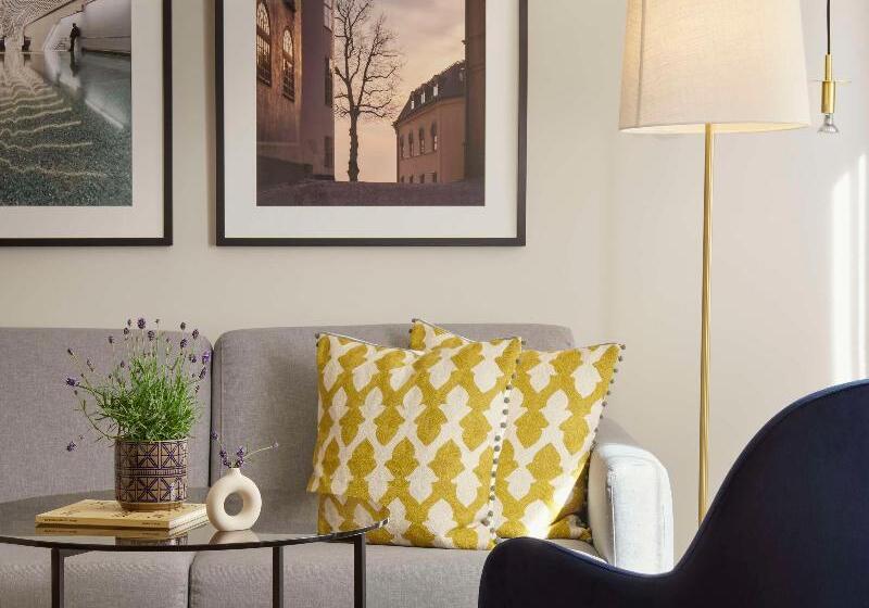 Suite, Sina Bernini Bristol, Autograph Collection