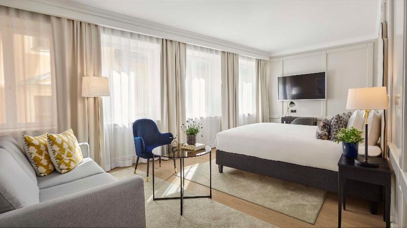 Suite, Sina Bernini Bristol, Autograph Collection