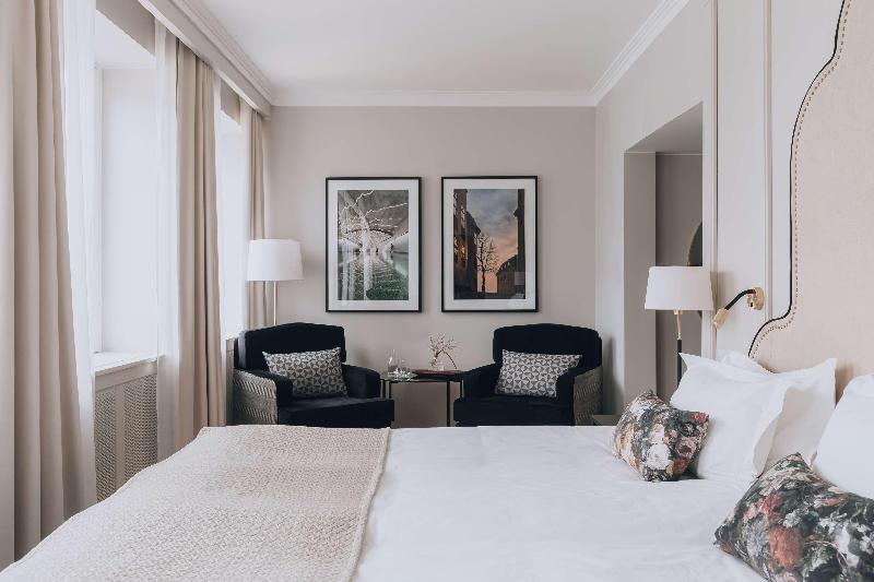 Suite, Sina Bernini Bristol, Autograph Collection