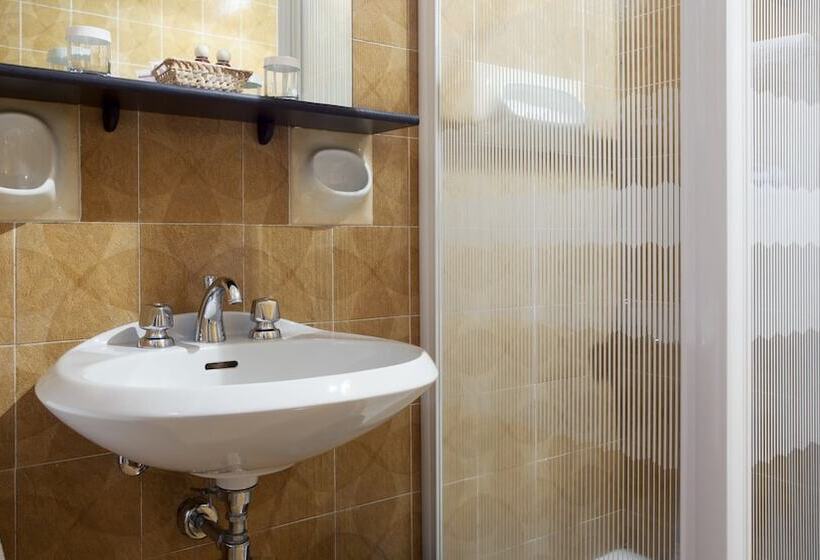 חדר סטנדרט לשלושה, Tre Laghi