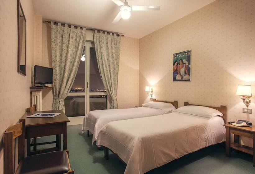 חדר סטנדרט לשלושה, Tre Laghi