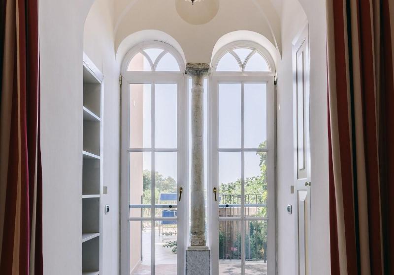 اتاق لوکس با چشم‌انداز دریا, Villa Maria