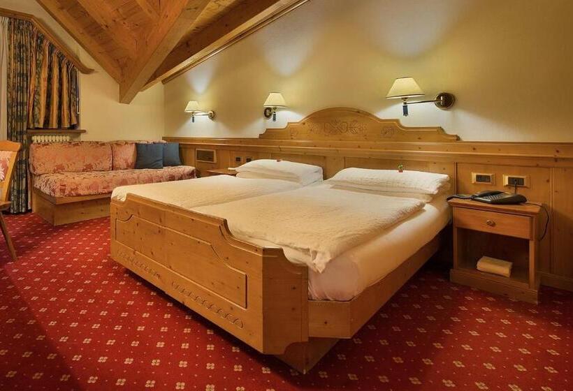 غرفة قياسية رباعية مزودة بشُرفة, Kristiania Pure Nature Hotel & Spa