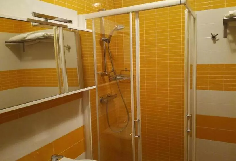 Standard Kolmen Hengen Huone, Albergo Girasole Frontemare