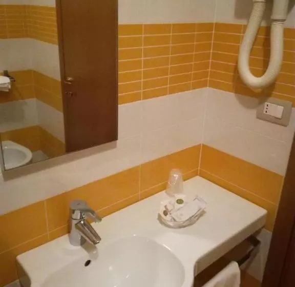 Standard Kolmen Hengen Huone, Albergo Girasole Frontemare