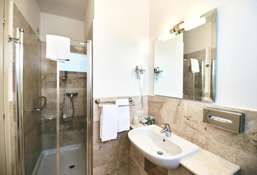 اتاق خانوادگی, Ambassador Palace