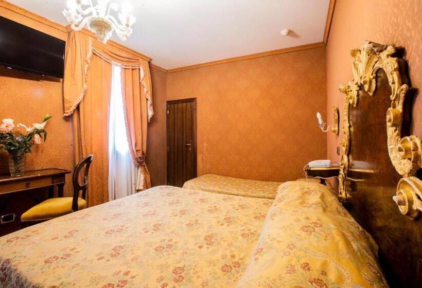 اتاق کلاسیک سه تخته, Ateneo