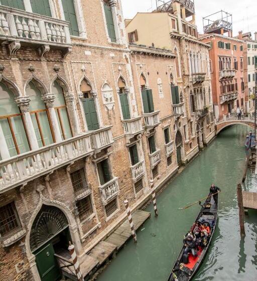 اتاق لوکس, Ateneo