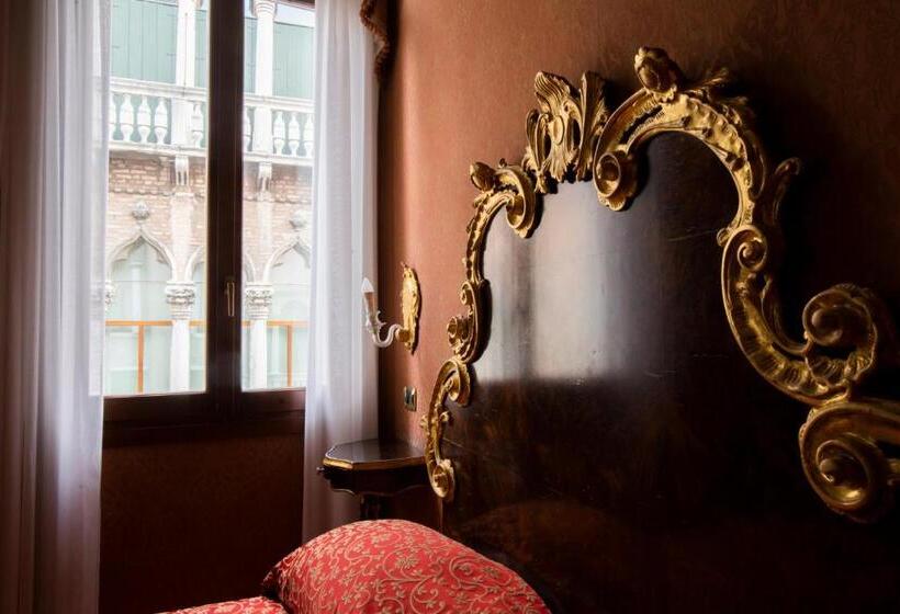 اتاق لوکس با چشم‌انداز, Ateneo