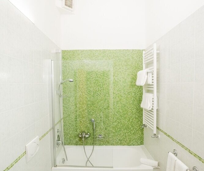 اتاق کلاسیک سه تخته, Ateneo