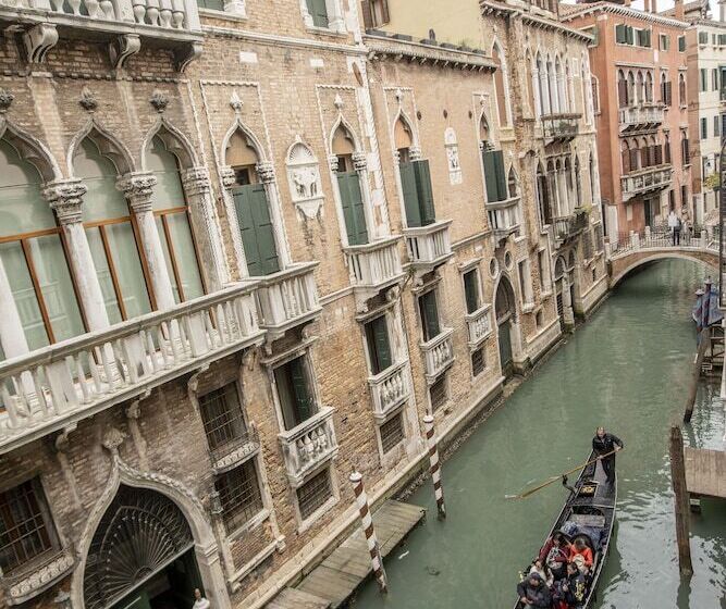 اتاق لوکس, Ateneo