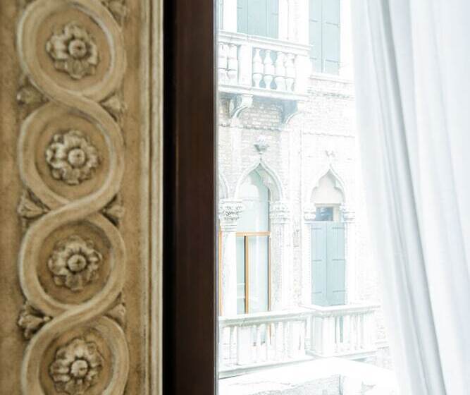 اتاق لوکس, Ateneo