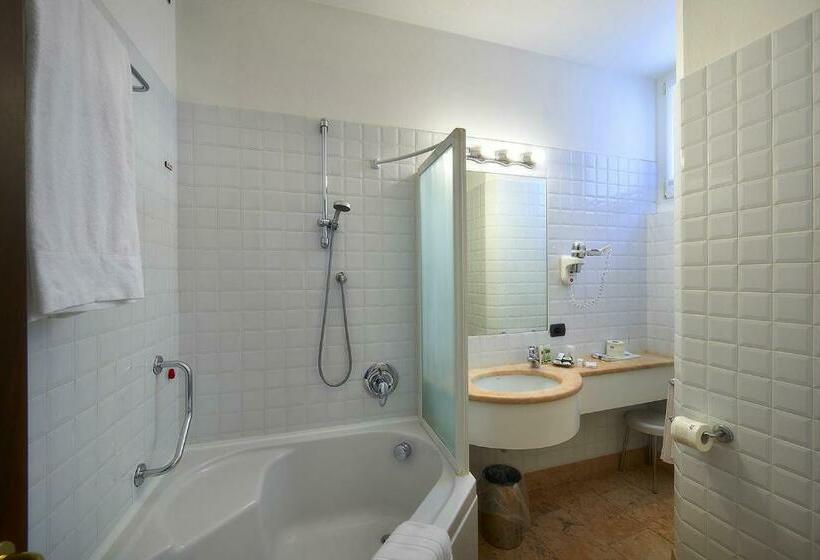 Номер Стандарт Вид на Озеро, Du Lac Varenna