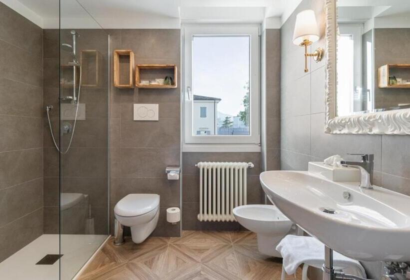 غرفة كلاسيكية, Leon D'oro