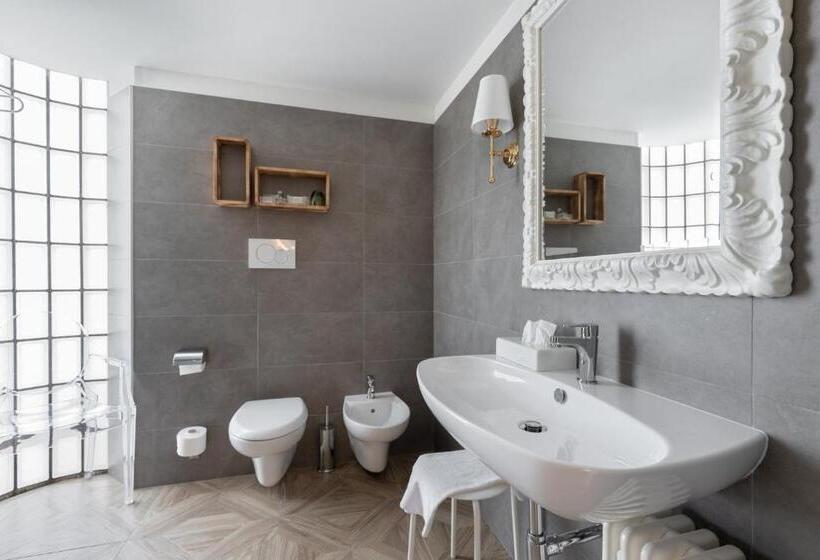 جناح جونيور, Leon D'oro