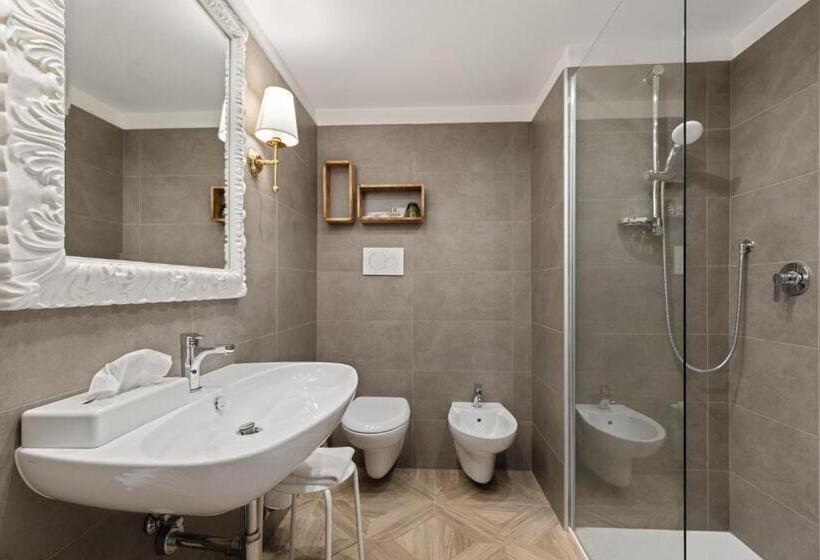 غرفة قياسية ثلاثية, Leon D'oro