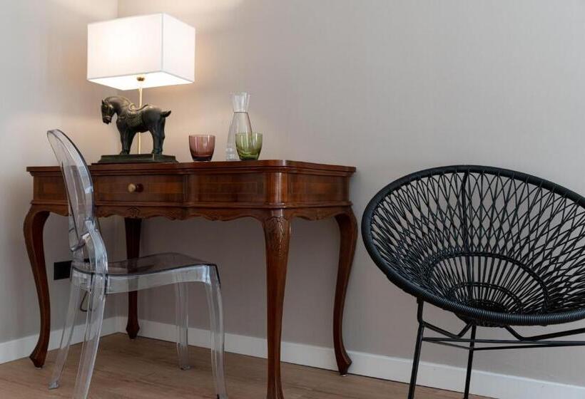 غرفة قياسية ثلاثية, Leon D'oro