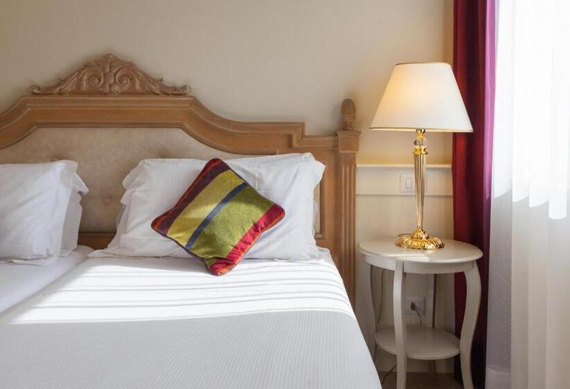 غرفة قياسية ثلاثية, Leon D'oro